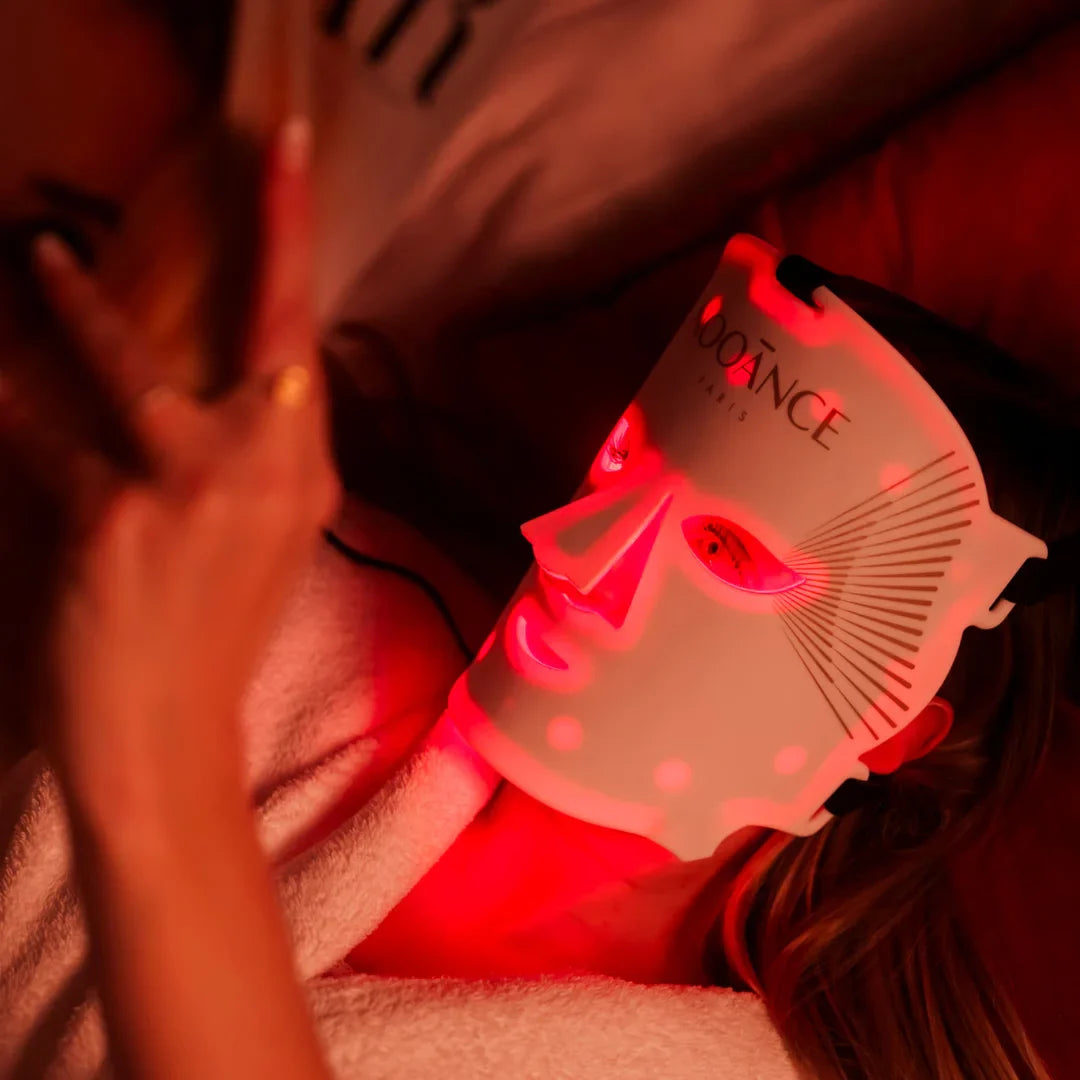 Femme avec un masque led visage
