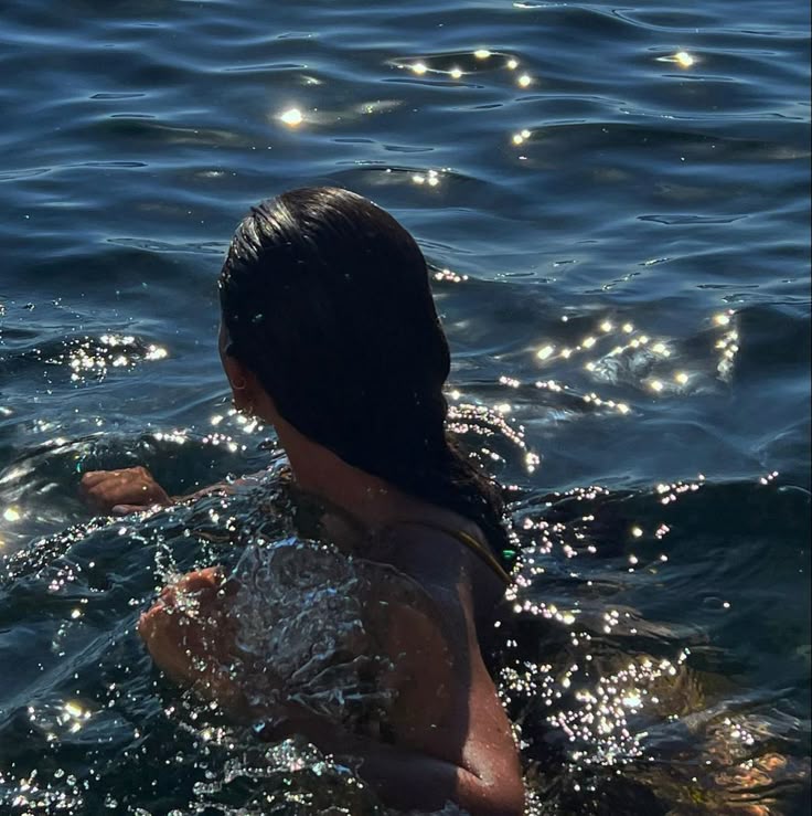 femme nageant dans la mer