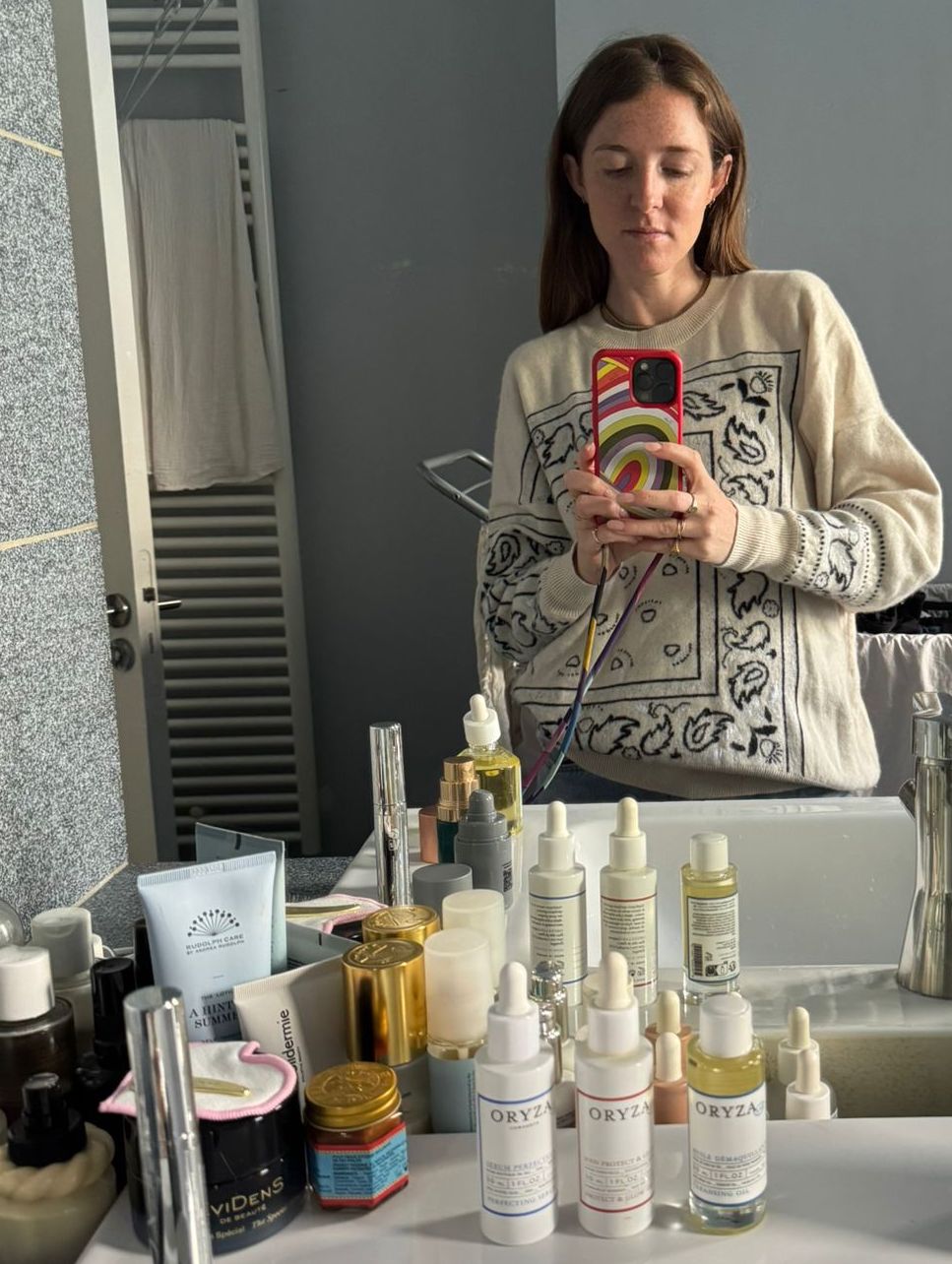 femme dans sa salle de bain 