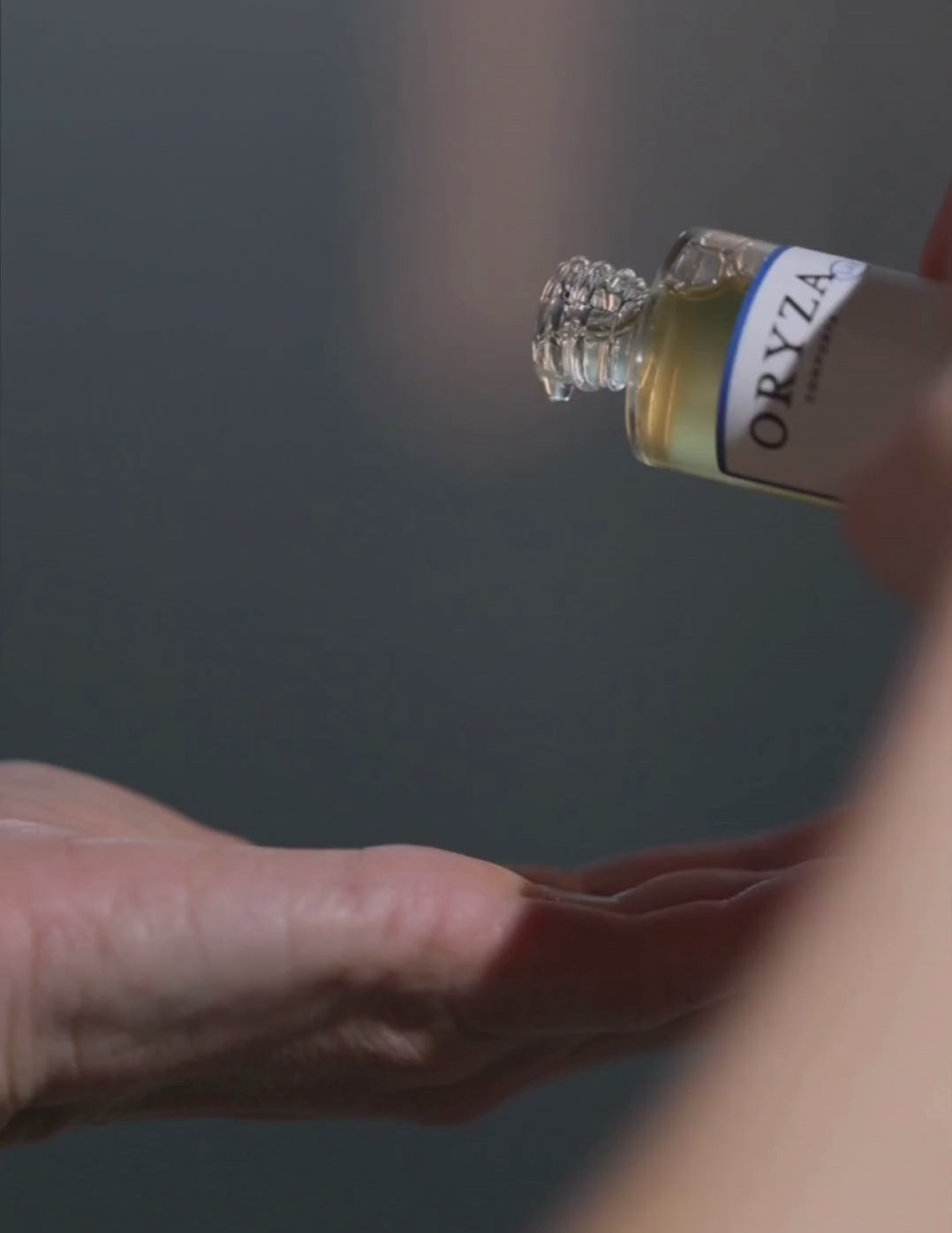 Huile démaquillante : texture huile douce et fluide pour le visage